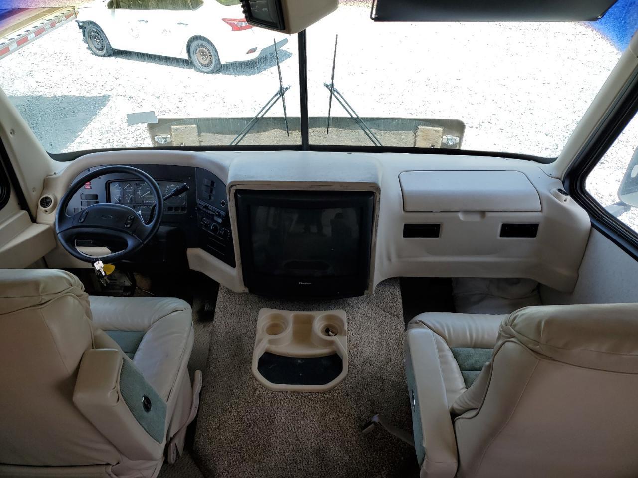 Ford F-530 Super Duty Image 4