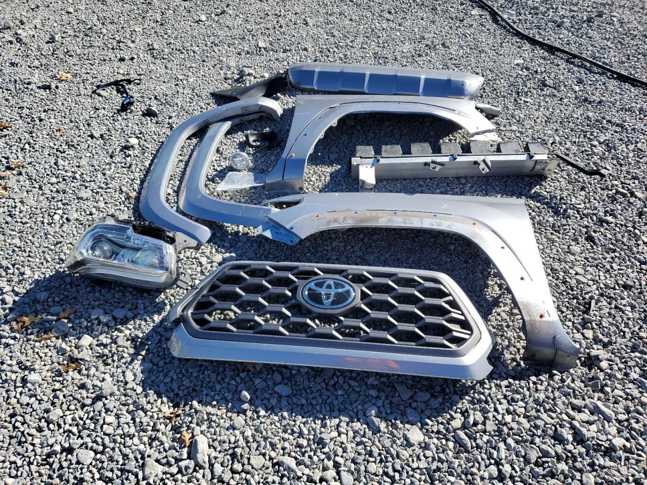 Toyota Tacoma Double Cab Image 4