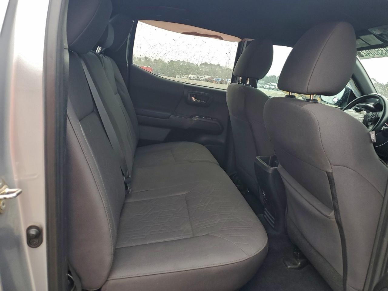 Toyota Tacoma Double Cab Image 3