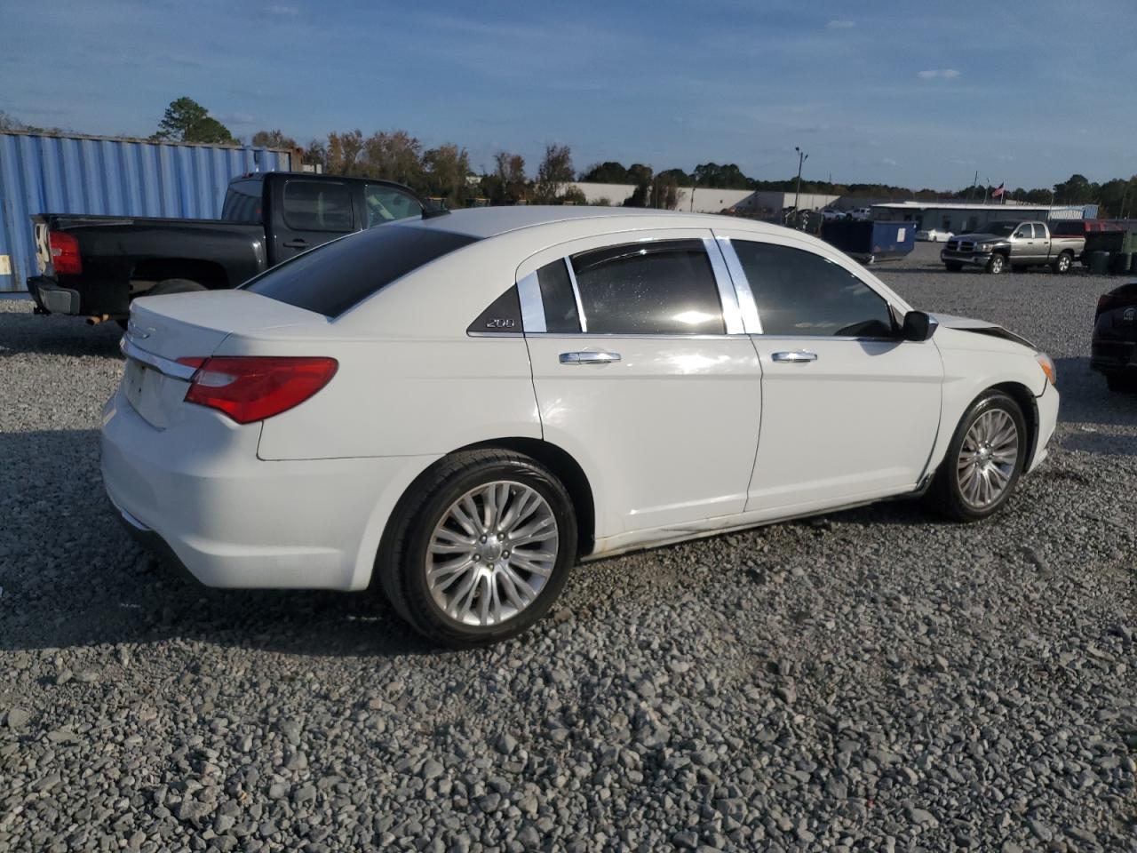 Chrysler 200 Limited Image 4