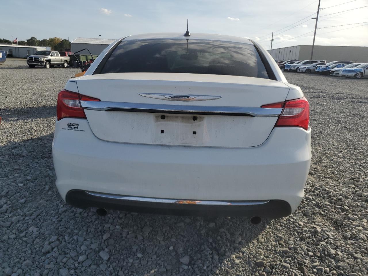 Chrysler 200 Limited Image 12