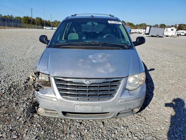 Chrysler Minivan Limited Image 8