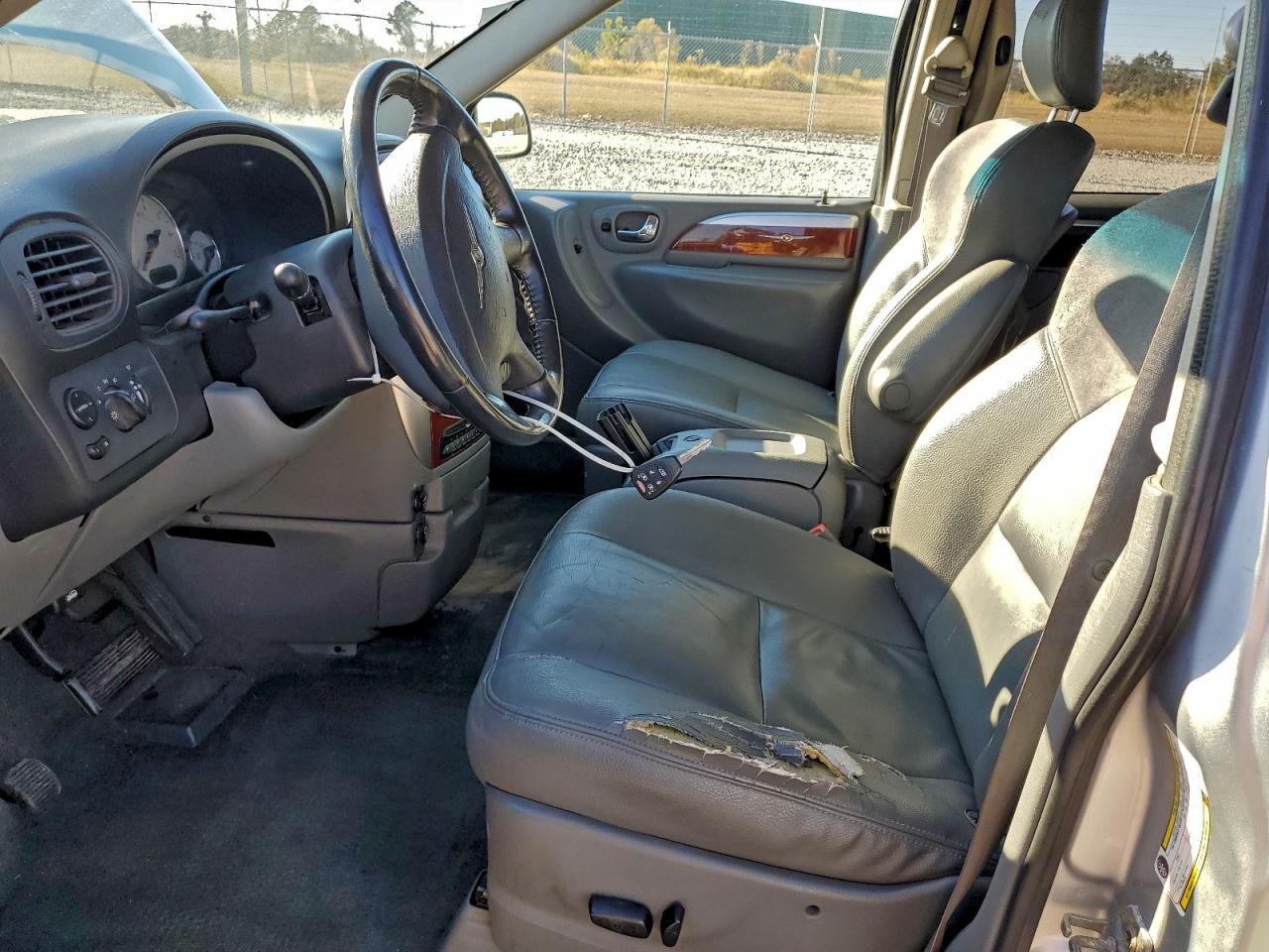 Chrysler Minivan Limited Image 13