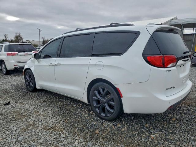 Chrysler Pacifica Touring L Image 3