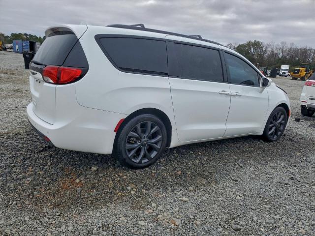 Chrysler Pacifica Touring L Image 2