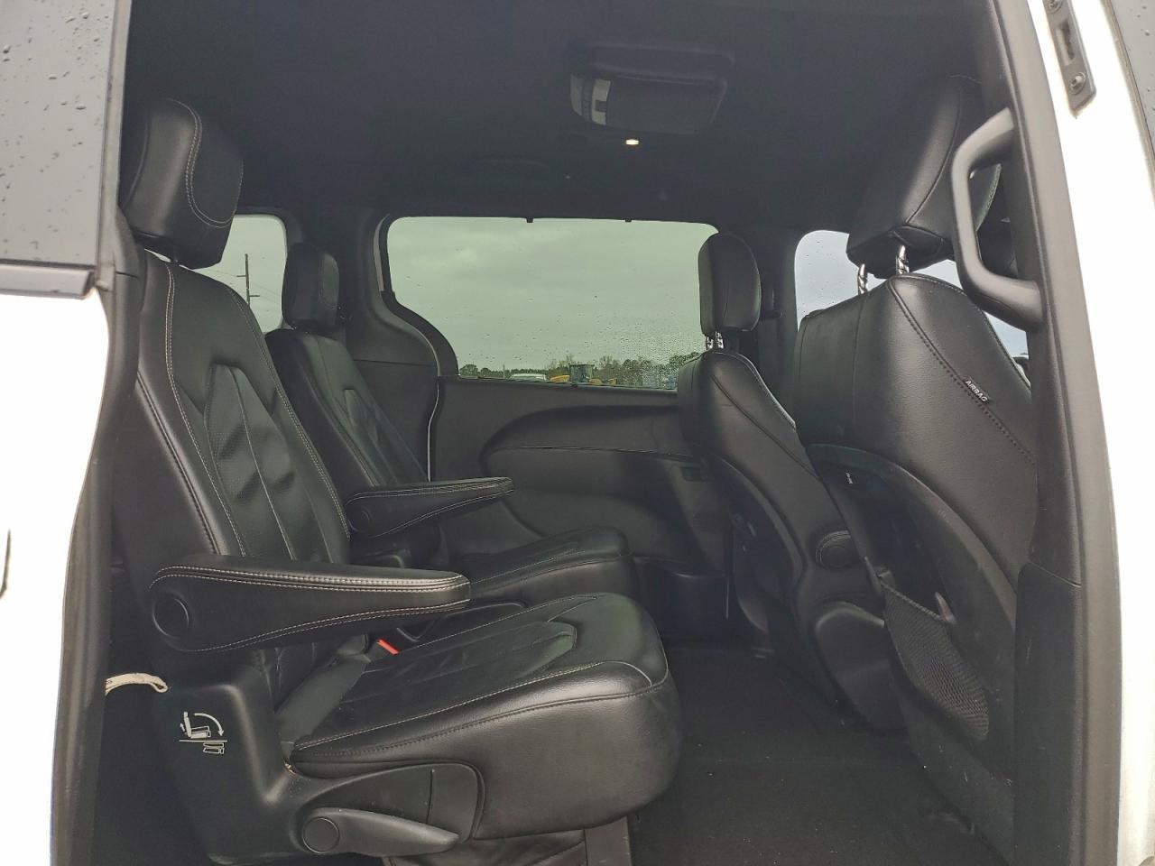 Chrysler Pacifica Touring L Image 10