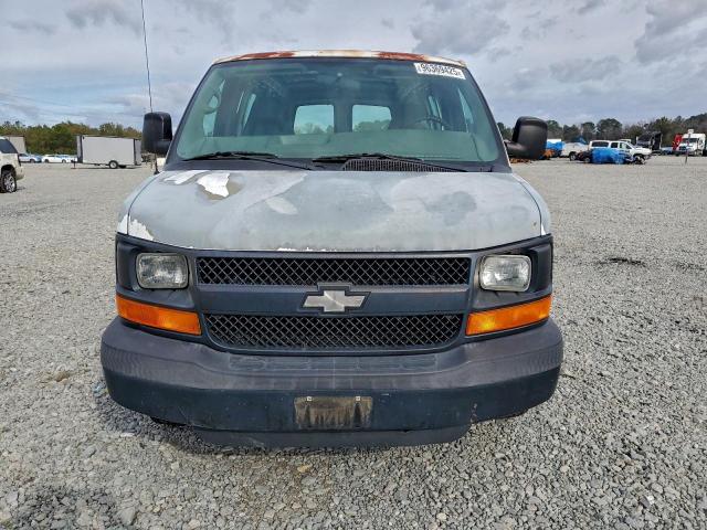 Chevrolet Express Image 3