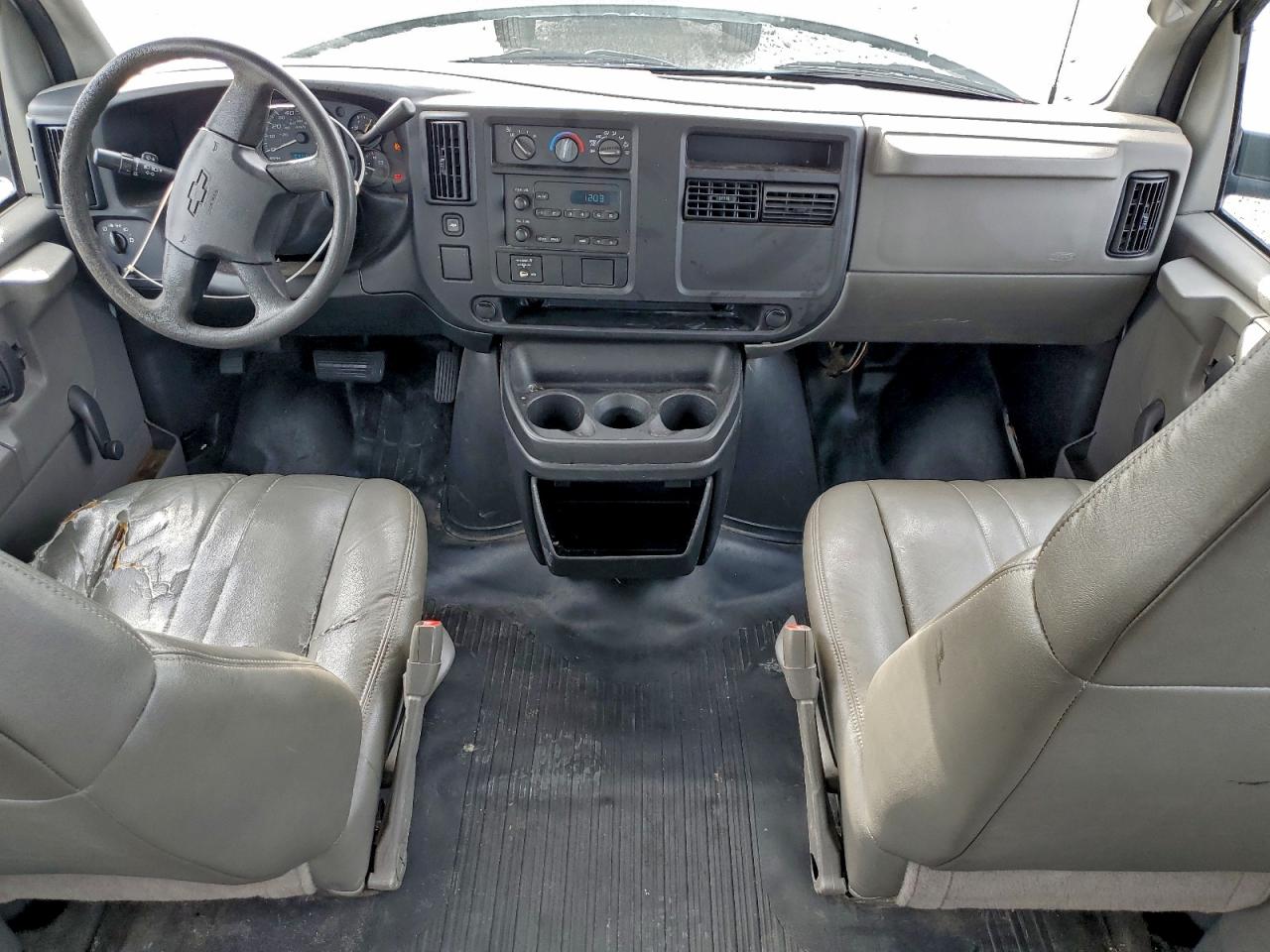Chevrolet Express Image 8