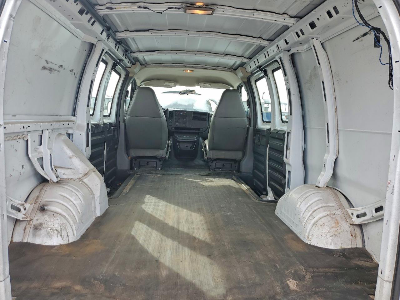 Chevrolet Express Image 14