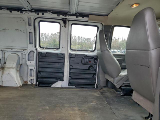 Chevrolet Express Image 5