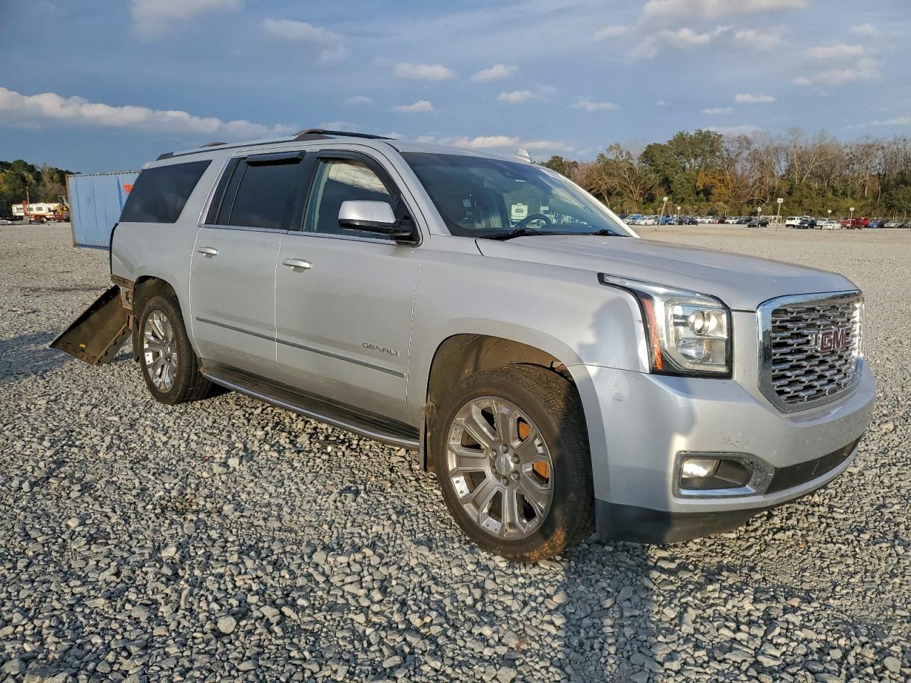 GMC Yukon Denali Image 5