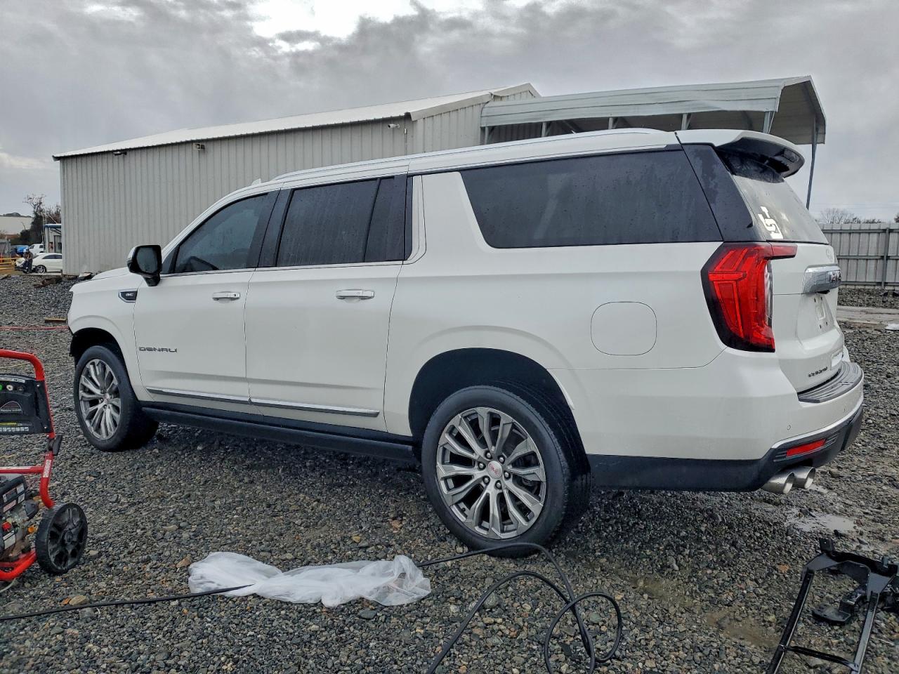 GMC Yukon Denali Image 12