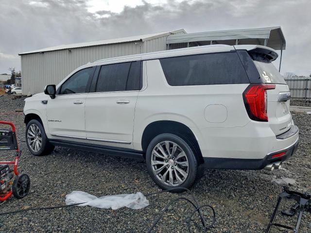 GMC Yukon Denali Image 12