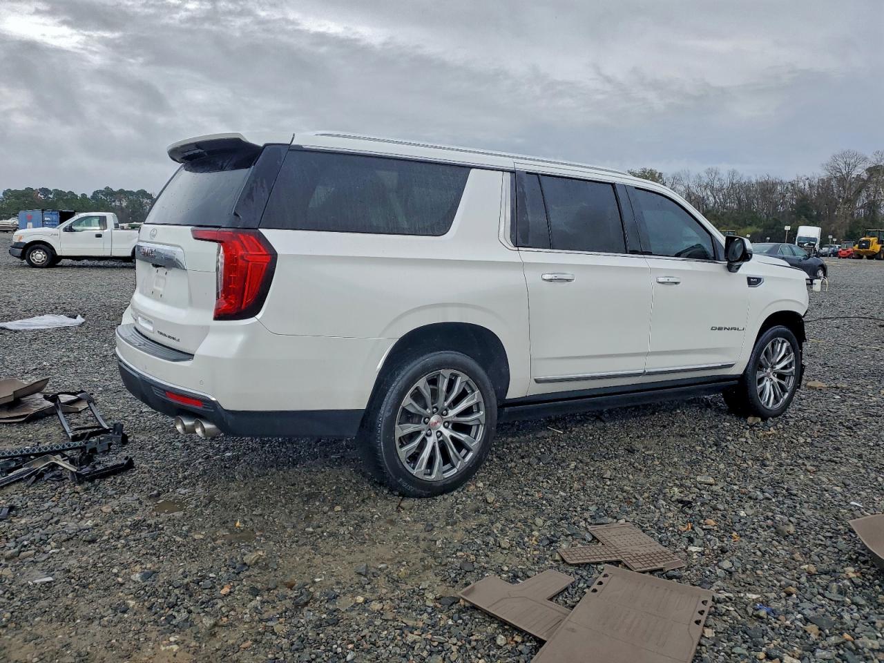 GMC Yukon Denali Image 13