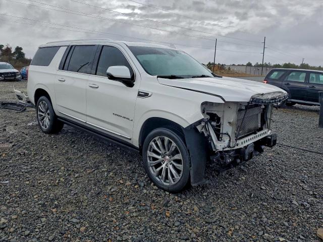 GMC Yukon Denali Image 11