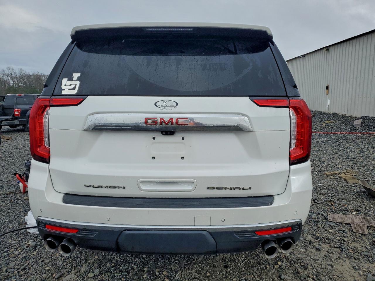 GMC Yukon Denali Image 5