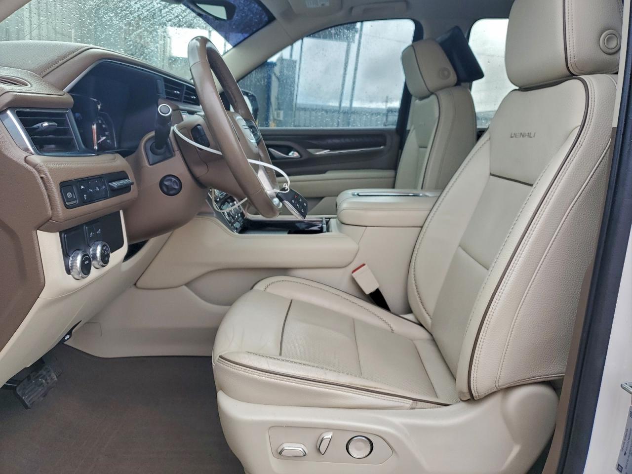 GMC Yukon Denali Image 9