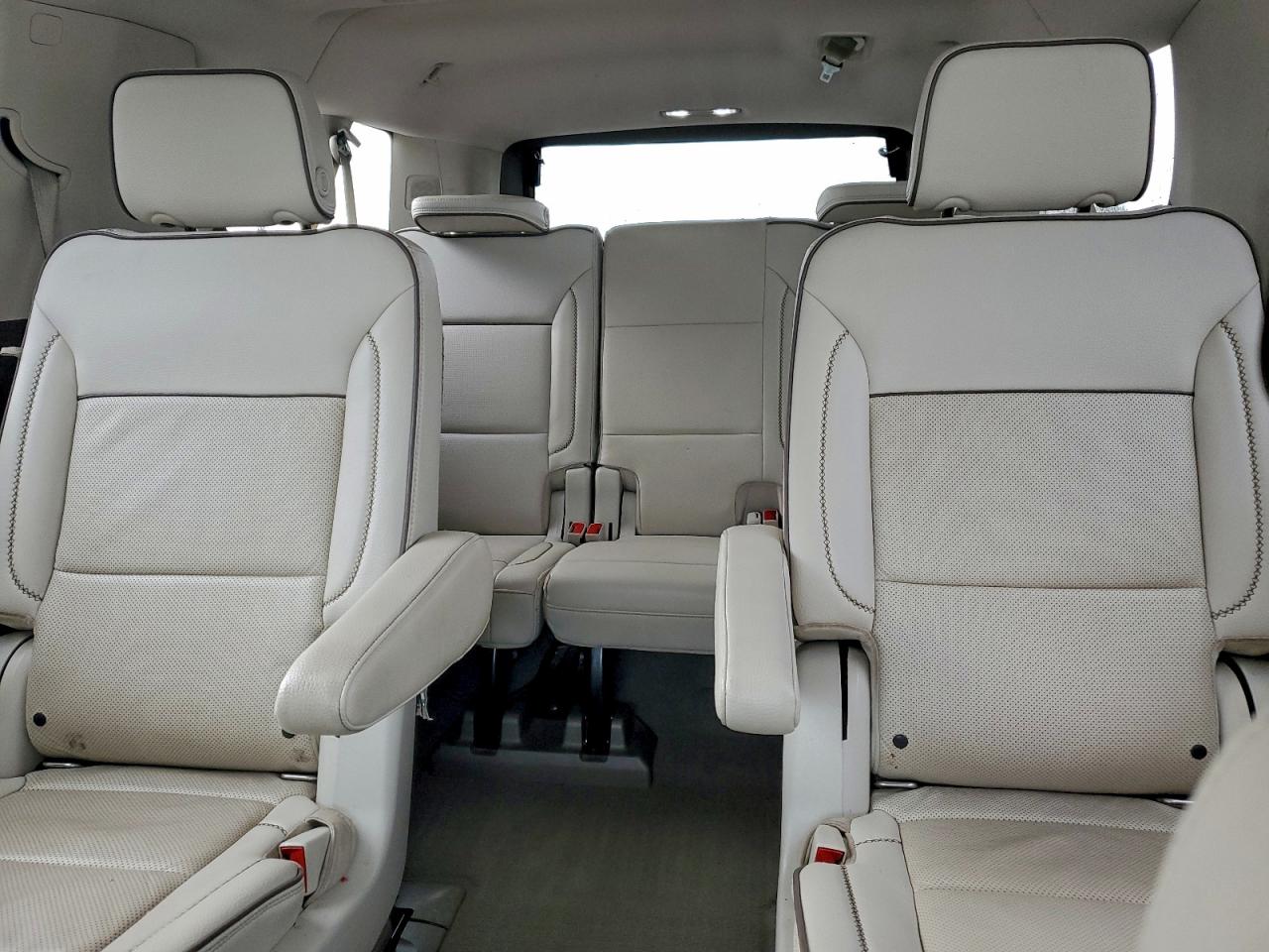 GMC Yukon Denali Image 10