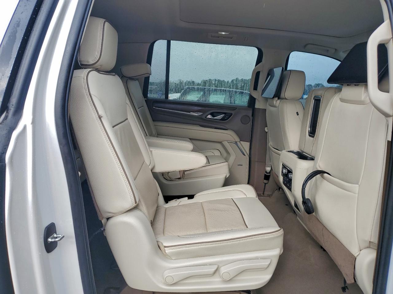 GMC Yukon Denali Image 7