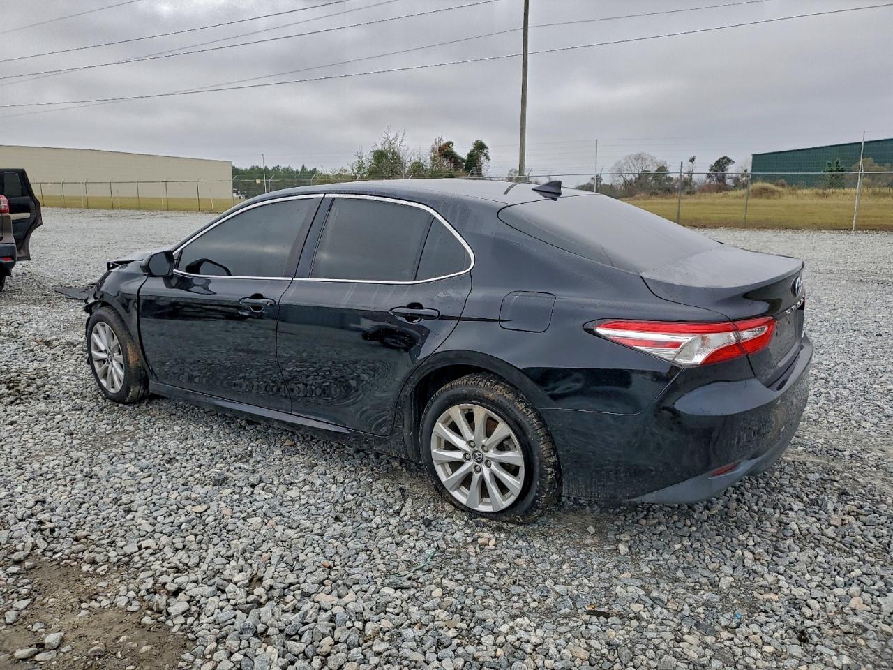 Toyota Camry Le Image 9