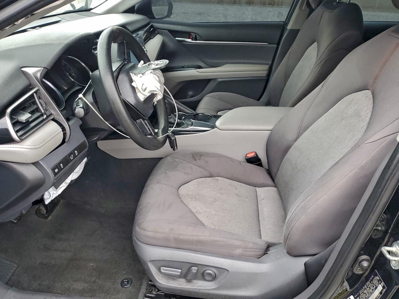 Toyota Camry Le Image 4