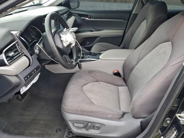 Toyota Camry Le Image 4