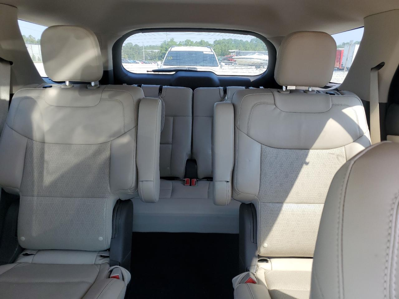 Ford Explorer Platinum Image 7