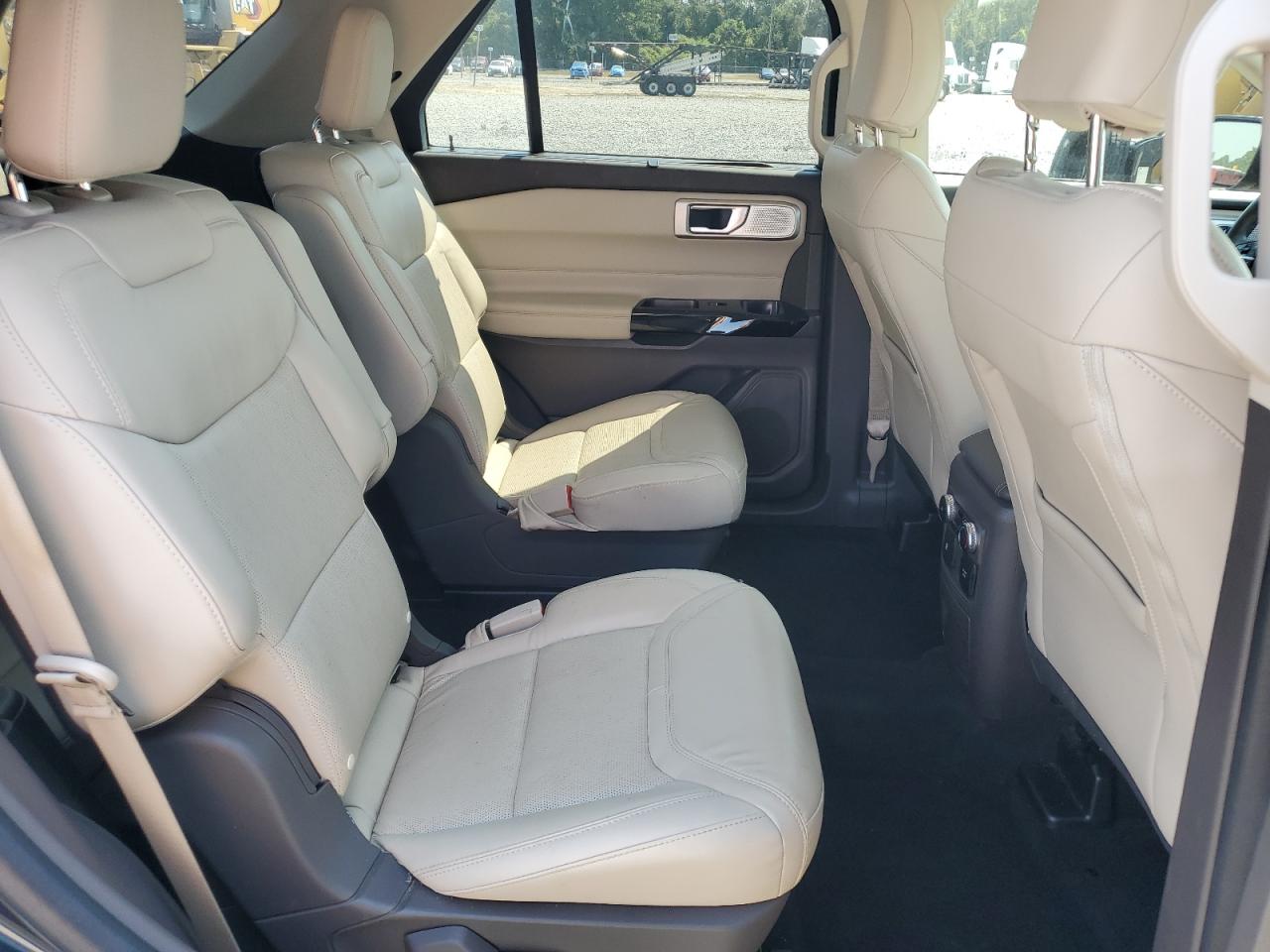 Ford Explorer Platinum Image 13