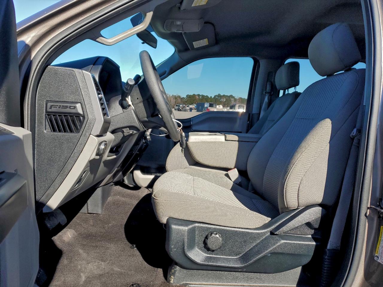 Ford F-150 Supercrew Image 6