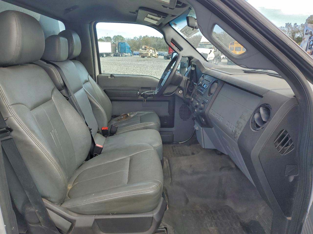 Ford F-550 Super Duty Image 4