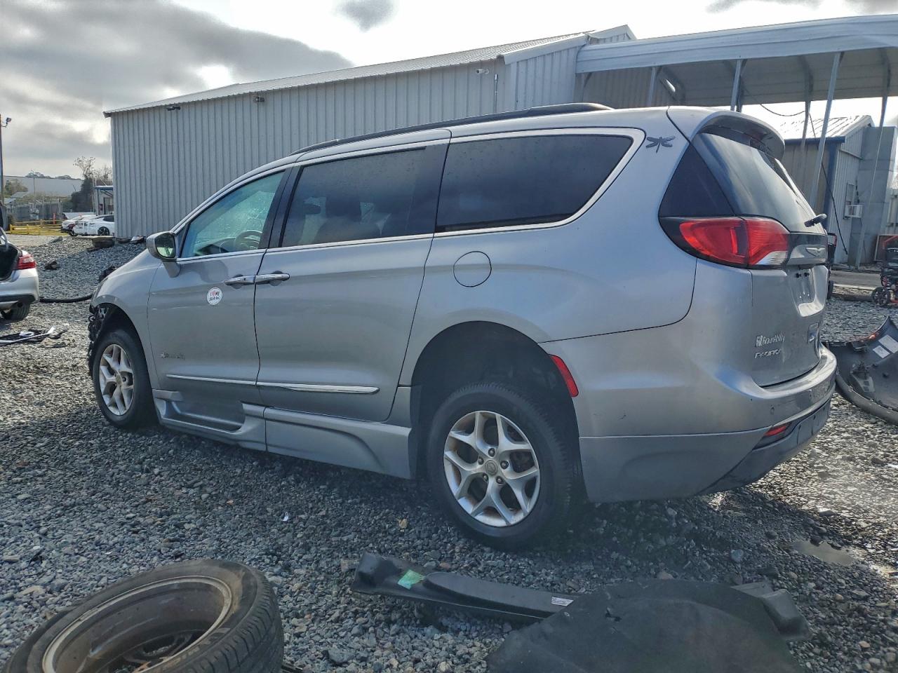 Chrysler Pacifica Touring L Image 2