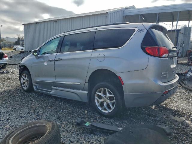 Chrysler Pacifica Touring L Image 2