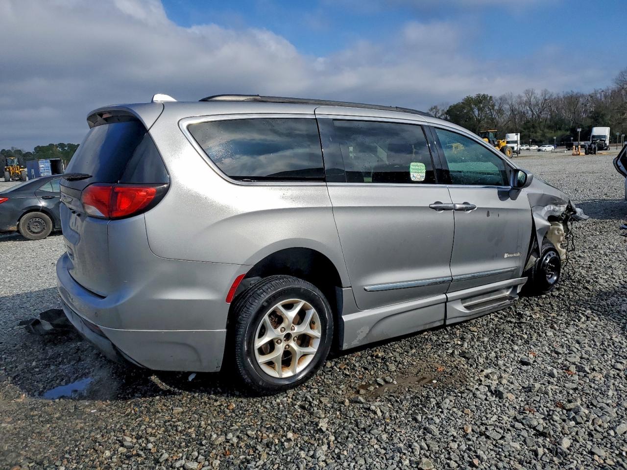 Chrysler Pacifica Touring L Image 6