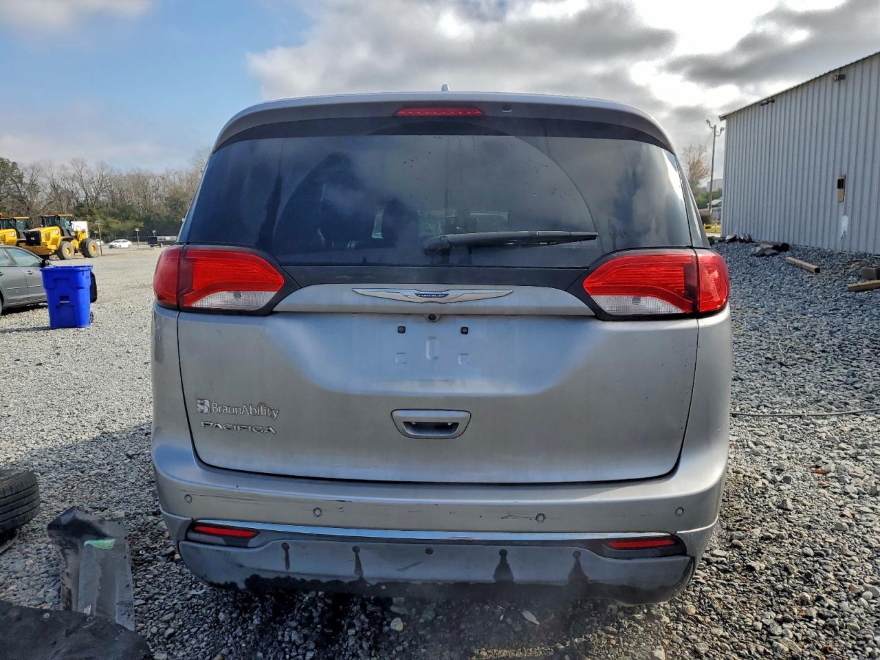 Chrysler Pacifica Touring L Image 9