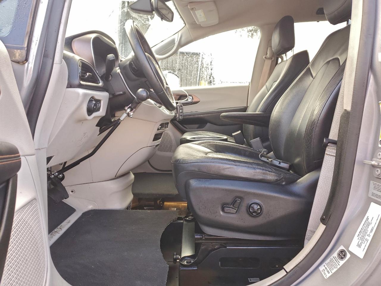 Chrysler Pacifica Touring L Image 7