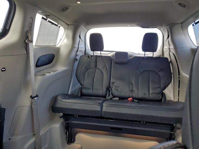 Chrysler Pacifica Touring L Image 5