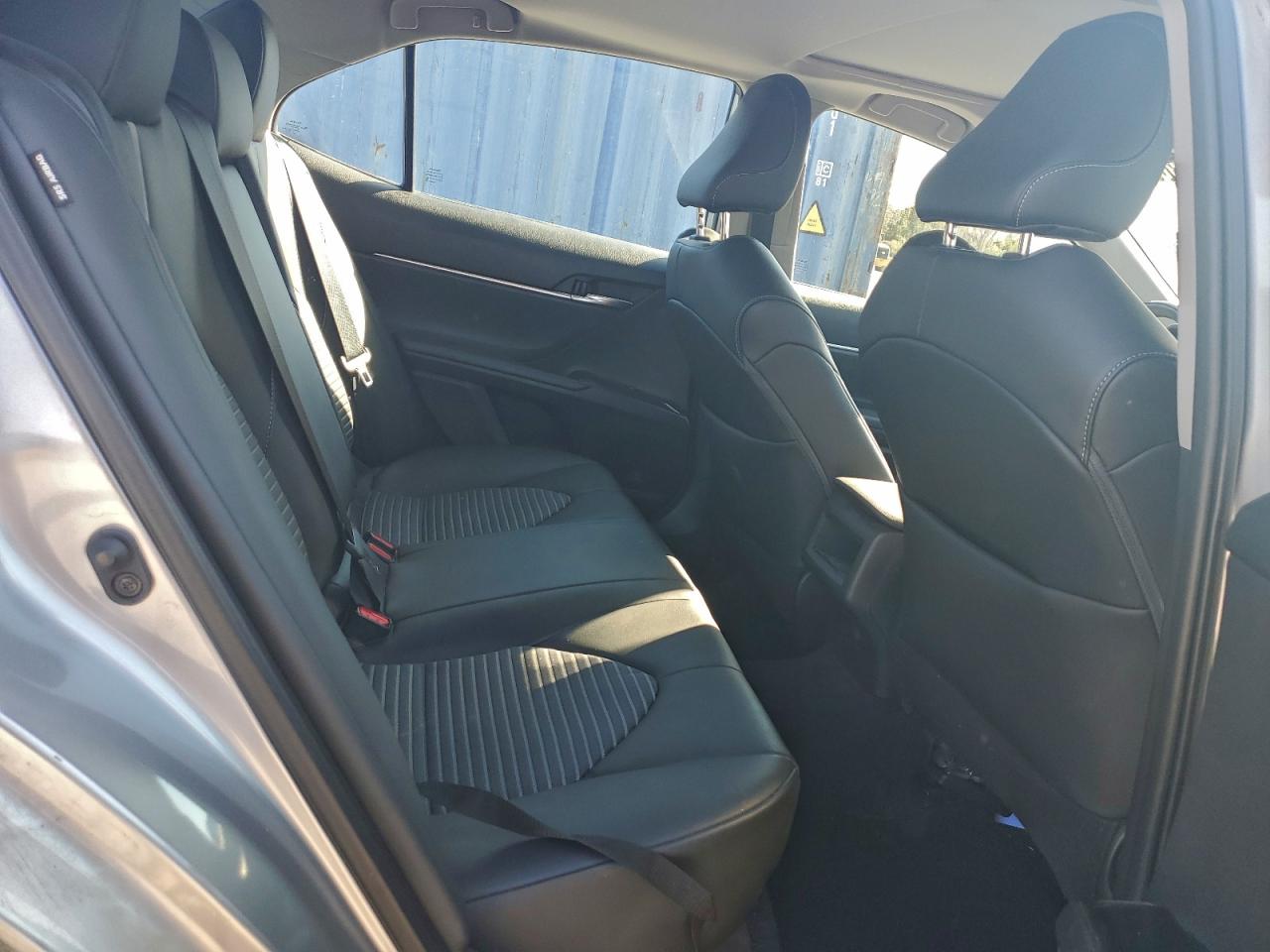 Toyota Camry Se Image 11