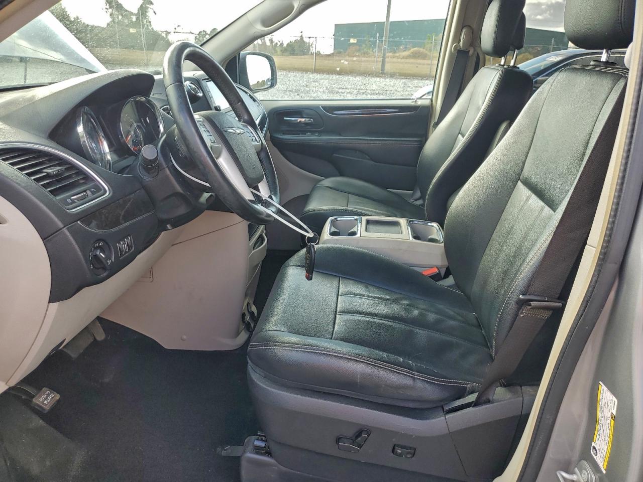 Chrysler Minivan Touring Image 8