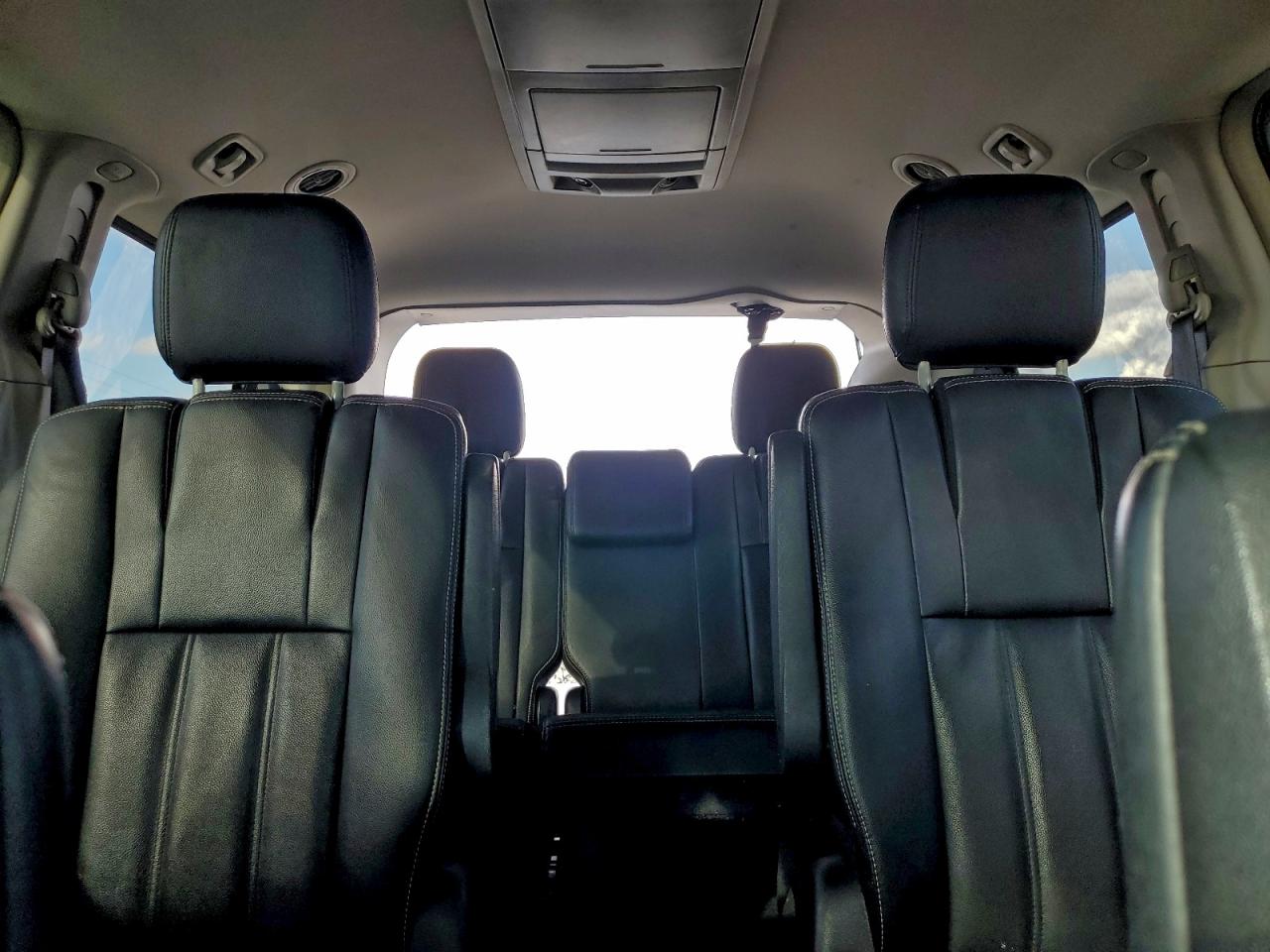 Chrysler Minivan Touring Image 7