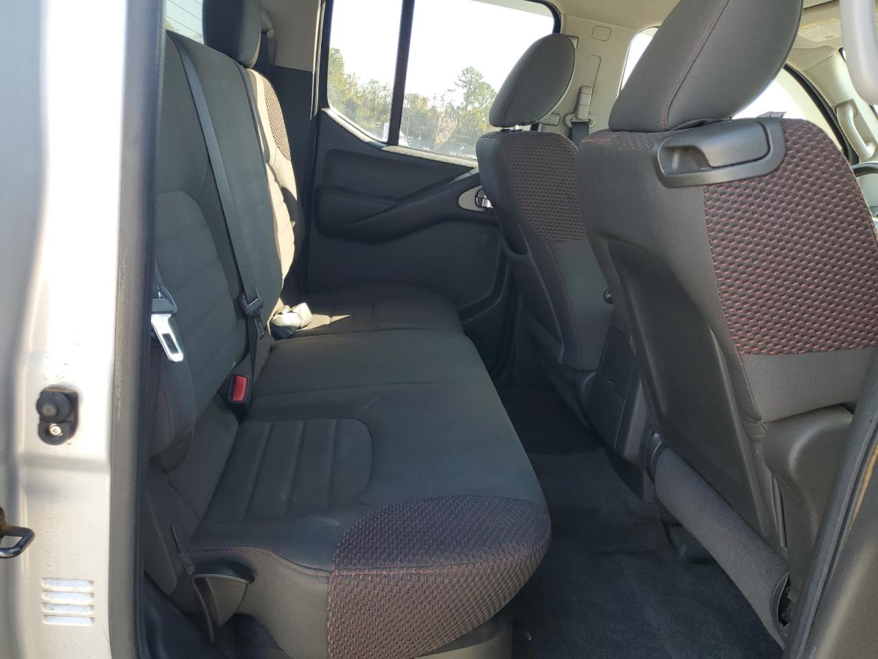 Nissan Frontier S Image 8