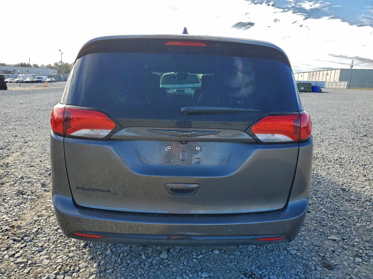 Chrysler Pacifica Touring L Plus Image 4