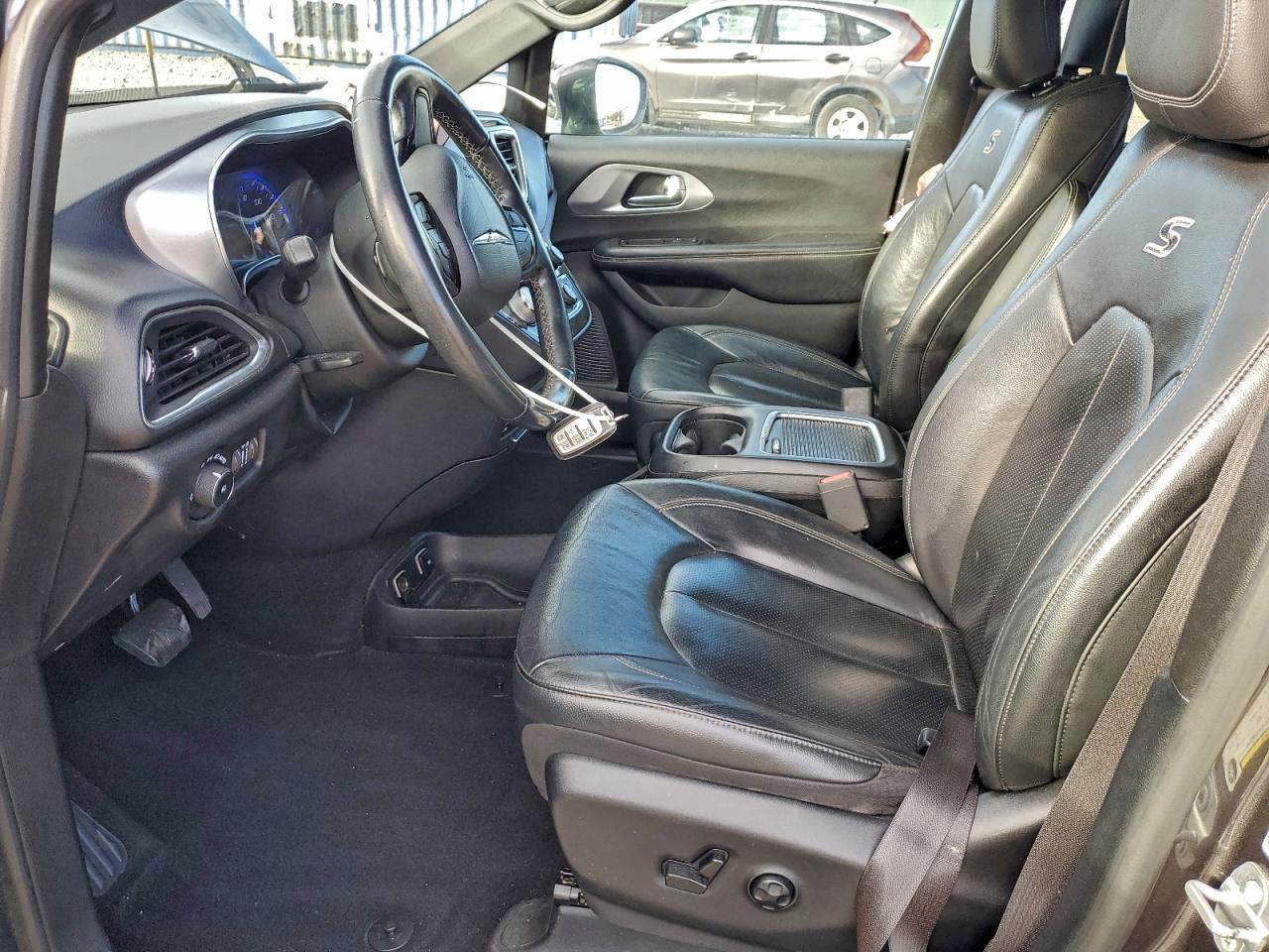 Chrysler Pacifica Touring L Plus Image 2