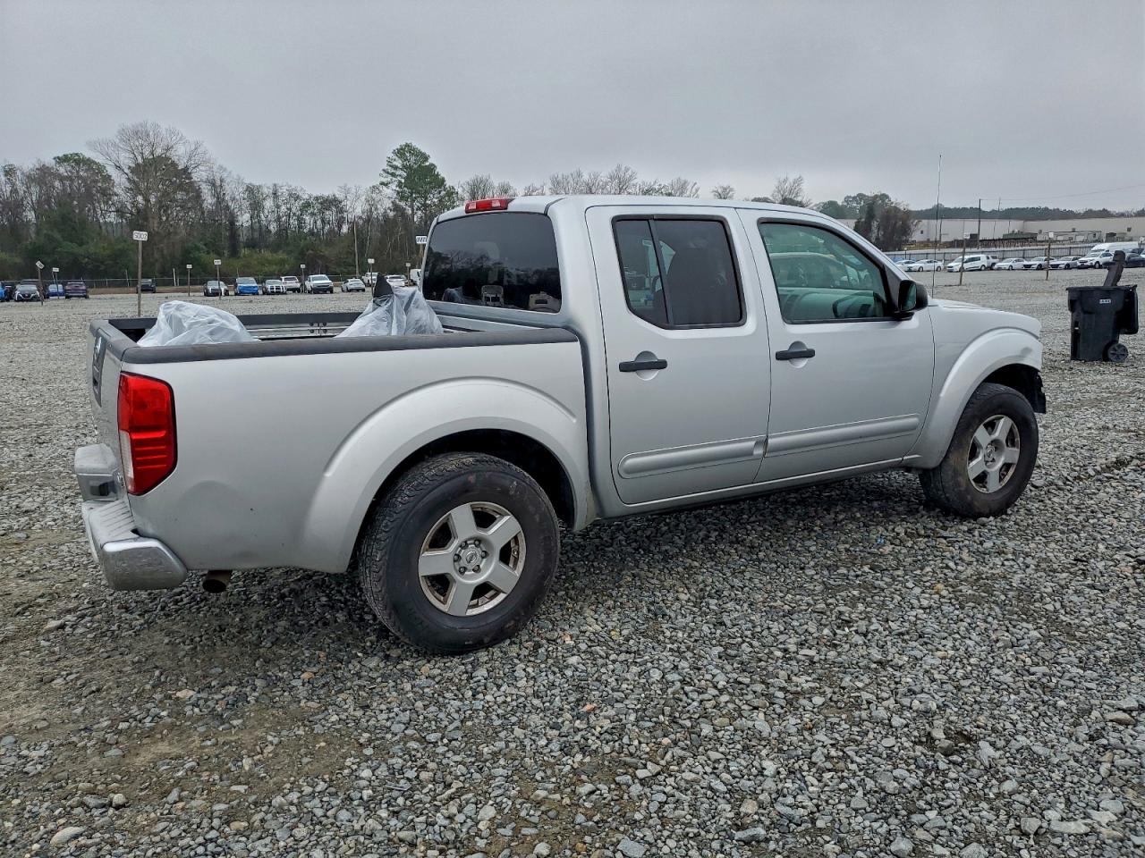 Nissan Frontier Crew Cab Le Image 2