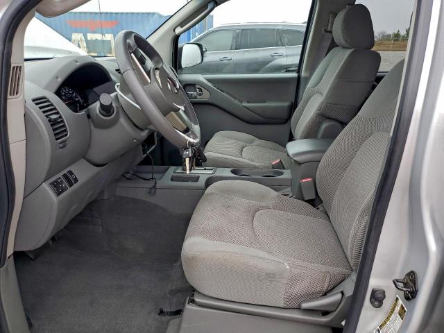 Nissan Frontier Crew Cab Le Image 3