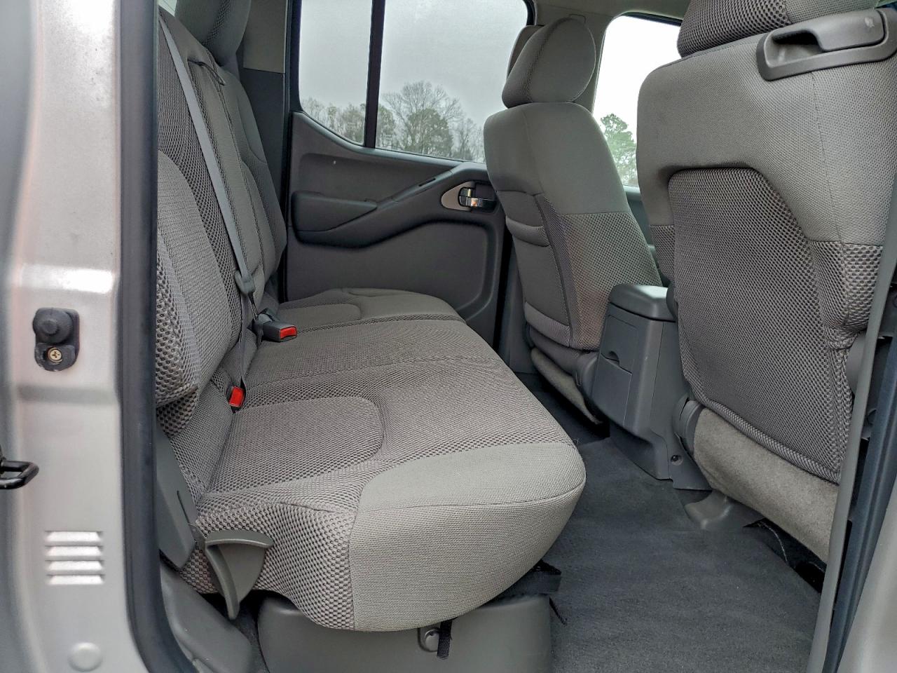 Nissan Frontier Crew Cab Le Image 8